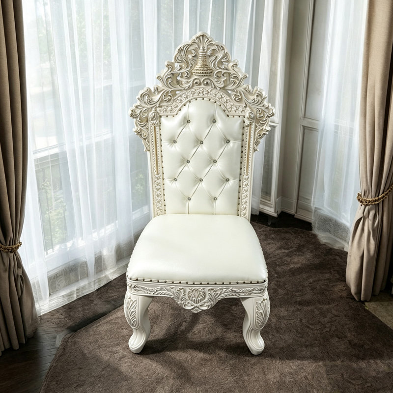 Chaise de salle à manger capitonnée en similicuir sculpté orné