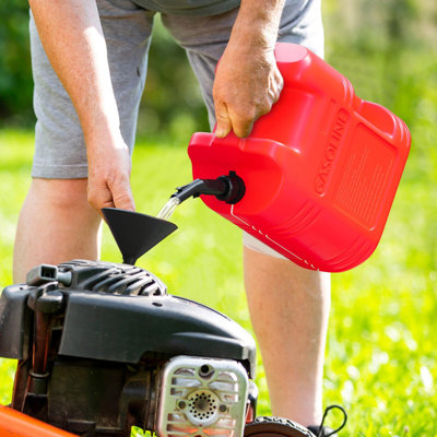 Lot de 2 bidons d'essence de 20 litres en plastique rouge moulé par soufflage, pour le stockage d'essence dans un garage, un atelier, pour tondeuse à gazon, tracteur de jardin et autres équipements agricoles. Parfait pour le ravitaillement d'urgence et les travaux extérieurs.