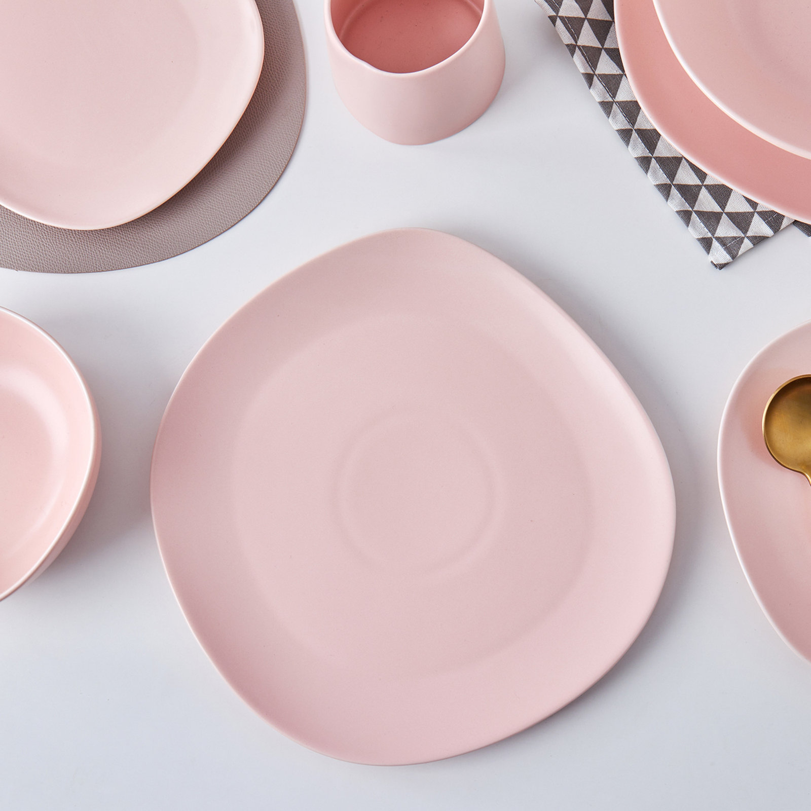 Delilah 11" Porcelain Dinner Plate, Blush