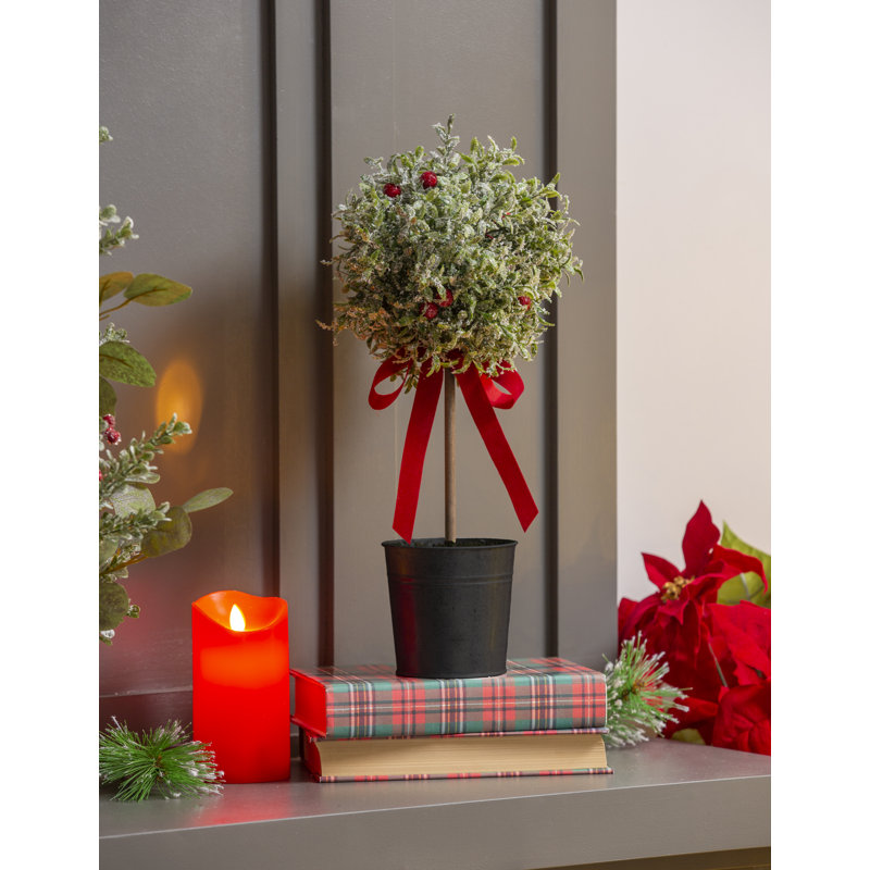 Faux arbre à feuilles persistantes en pot