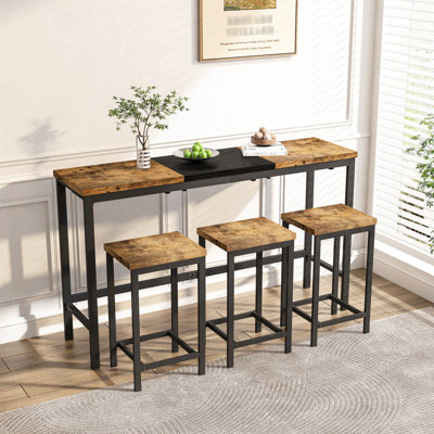 Table de cuisine élégante avec plateau bicolore unique, 3 tabourets suspendus pratiques et structure en métal, idéale pour les repas en famille. Tabourets longs et confortables, naturel et noir.