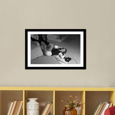 « 1960 teenage fille se trouvant sur le plancher short genou, lit de chaussettes parlant sur un téléphone regardant l’appareil photo », reproduction de photo sur toile tendue
