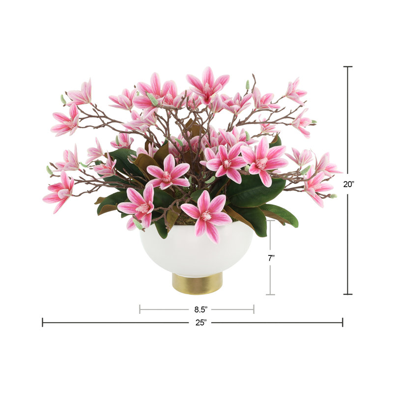 Papillons magnolias dans un vase décoratif