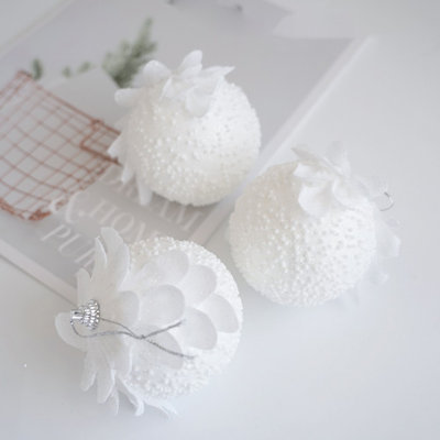 Ornements d'arbre de Noël en forme de pétale blanc avec boules en mousse et boule de neige en mousse pétillante décorations suspendues pour arbre