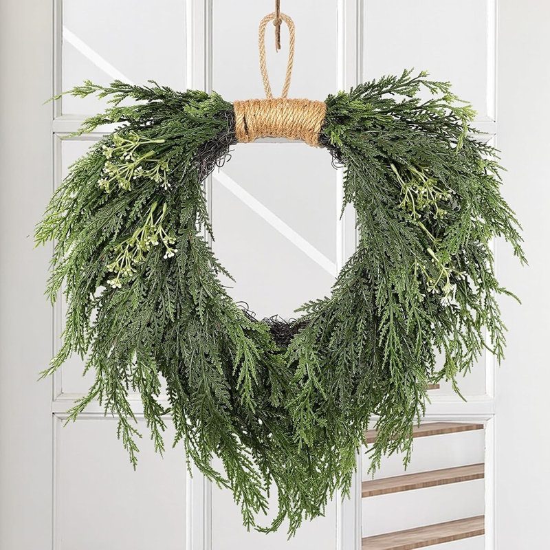 Couronne de pin Norfolk - vert - couronne de cèdre artificiel de 16 pouces pour porte, fenêtre, manteau de cheminée, mur, décoration de fêtes intérieure ou extérieure