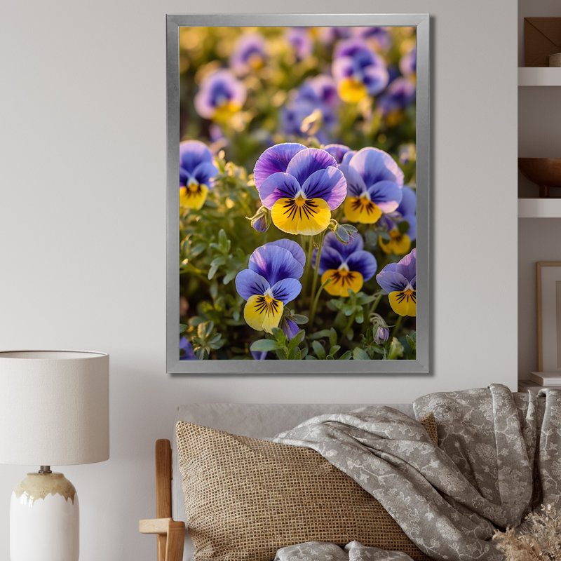 «Mauve, jaune, nature, pensées IV» sur toile, Cadre simple argenté, H 40 po x l 30 po x P 1,5 po