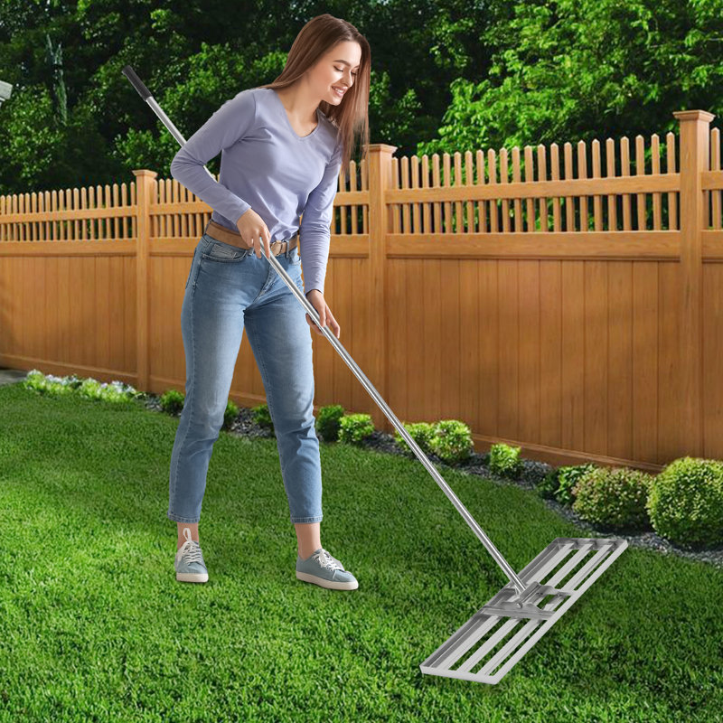 Outil de jardinage pour niveler la pelouse