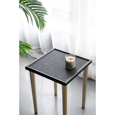 De 3 tables d'appoint, avec des pieds dorés et des panneaux tissés, des meubles polyvalents pour différentes pièces, 3 tables en bois de pin, style, finition or