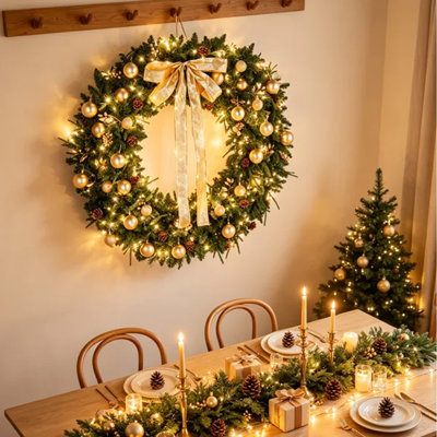 Couronne de Noël artificielle pré-illuminée de 152 cm (60 po) avec télécommande, 220 DEL blanc chaud à 8 modes d'éclairage, 600 extrémités de branches, ornements dorés, nœud et pommes de pin, couronne de Noël vert pâle en PE-PVC pour porte d'entrée, mur ou portail, décoration de Noël, norme américaine