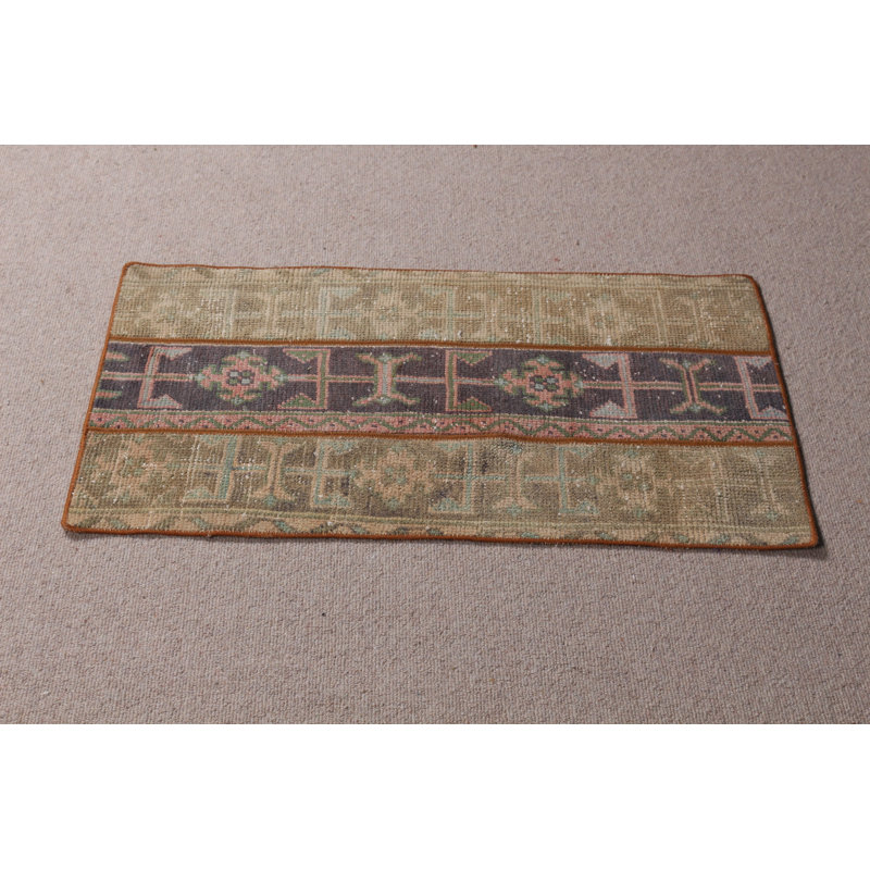 Profitez de cet élégant petit tapis en patchwork turc antique brun idéal pour la porte d'entrée et l'entrée de la maison