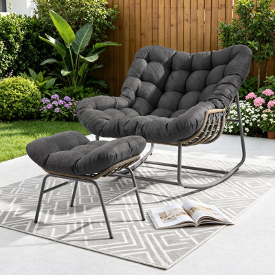 Chaise berçante d'extérieur en osier avec repose-pieds et coussins Charlcy