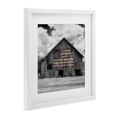 Drapeau des États-Unis, impression de grange monochrome encadrée sous verre, design par Decent Exposures