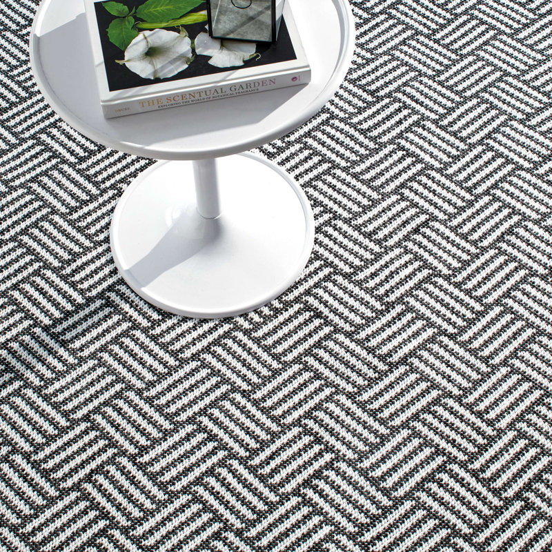 Crisscross Black Handwoven Indoor/Outdoor Rug, Runner 2'6" x 8'