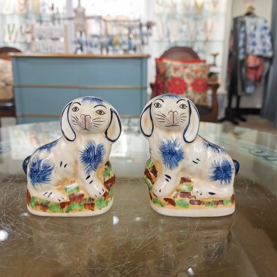 Petite paire de figurines de style lapin bleu Staffordshire