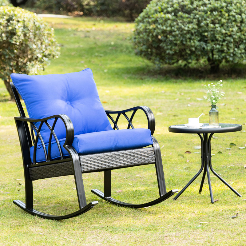 Siège berçant bleu d'extérieur. Dossier rembourré et chaise en aluminium pour patio. Élégant. Base en métal à bascule. . L 27,02 po avec jardin