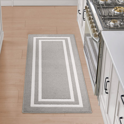 Tapis gris clair / blanc à double bordure touffeté à la machine