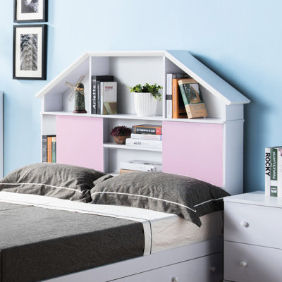 Tête de lit bibliothèque autoportante pleine grandeur avec deux portes coulissantes roses sur roulettes, sept étagères, fini blanc pour un look élégant. Rangement ouvert et fermé, portes, stabilité.