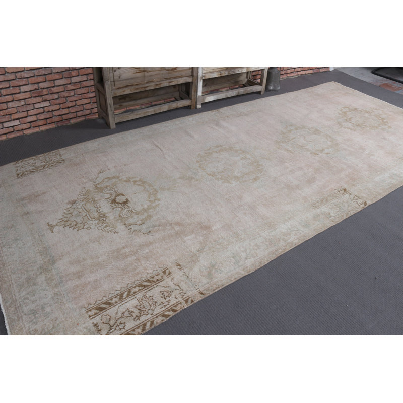 Grand tapis turc vintage beige neutre pour une utilisation dans la cuisine, la salle à manger et les espaces de bureau avec un attrait bohème vif tissé à la main