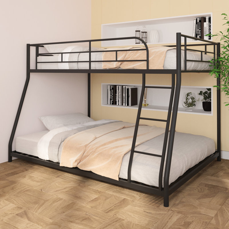 Lit superposé simple au-dessus d'un lit double en métal avec couinement - conception, lattes en bois encastrées et à profil bas, conception confortable