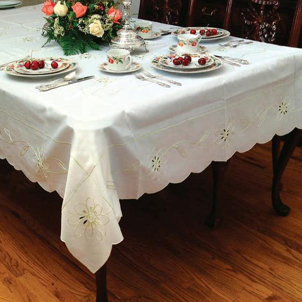 Nappe Brodée Bally Daisy, 84" L x 60" L, blanc