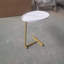 Table d'appoint blanche - polyvalente pour différents espaces Le poids compact de 4,62 lb améliore la décoration de la chambre à coucher avec une largeur de 12,07 po