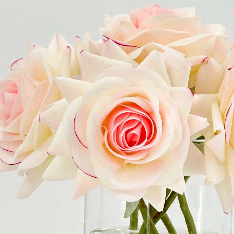 Petit centre de table avec arrangement de fleurs douillettes, Tanné