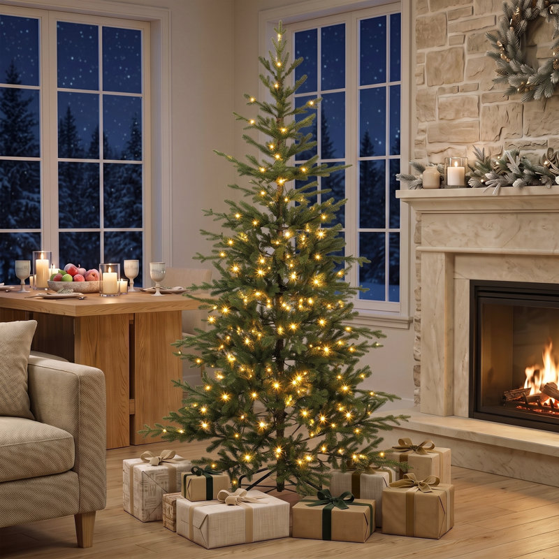 Sapin de Noël vert clair préilluminé de 2,13 m (7 pi) avec des branches inclinées vers le bas.