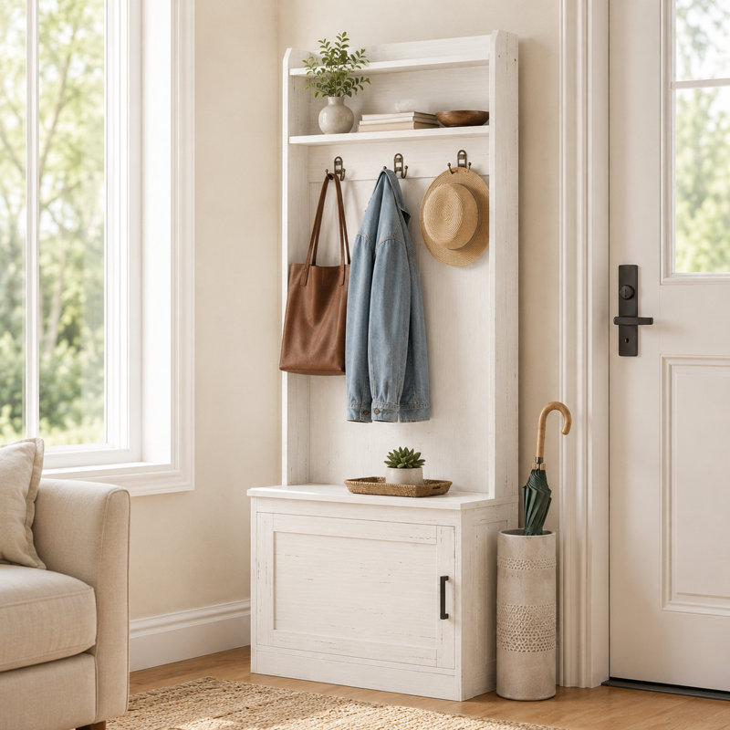 Banc de 23,6 po de largeur dans un vestibule étroit de style maison de campagne à grain de bois blanc; combine des tablettes de rangement et de présentation; convient aux couloirs; comprend 3 crochets.