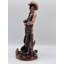 Cowboy Folkeste debout avec cactus