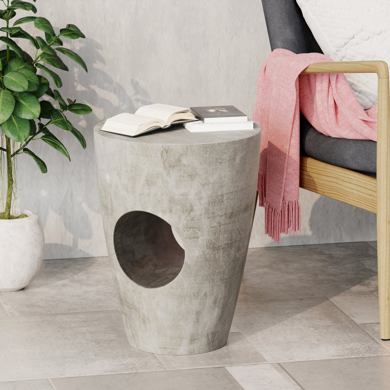 Table d'appoint en béton gris pour la cour arrière