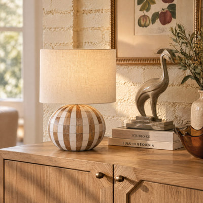 Lampe de table en bois de manguier avec rayures en résine incrustées et abat-jour en coton