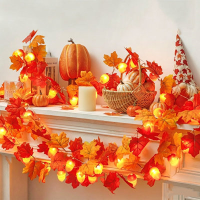 Guirlande de citrouilles illuminant les décorations d'automne réaliste