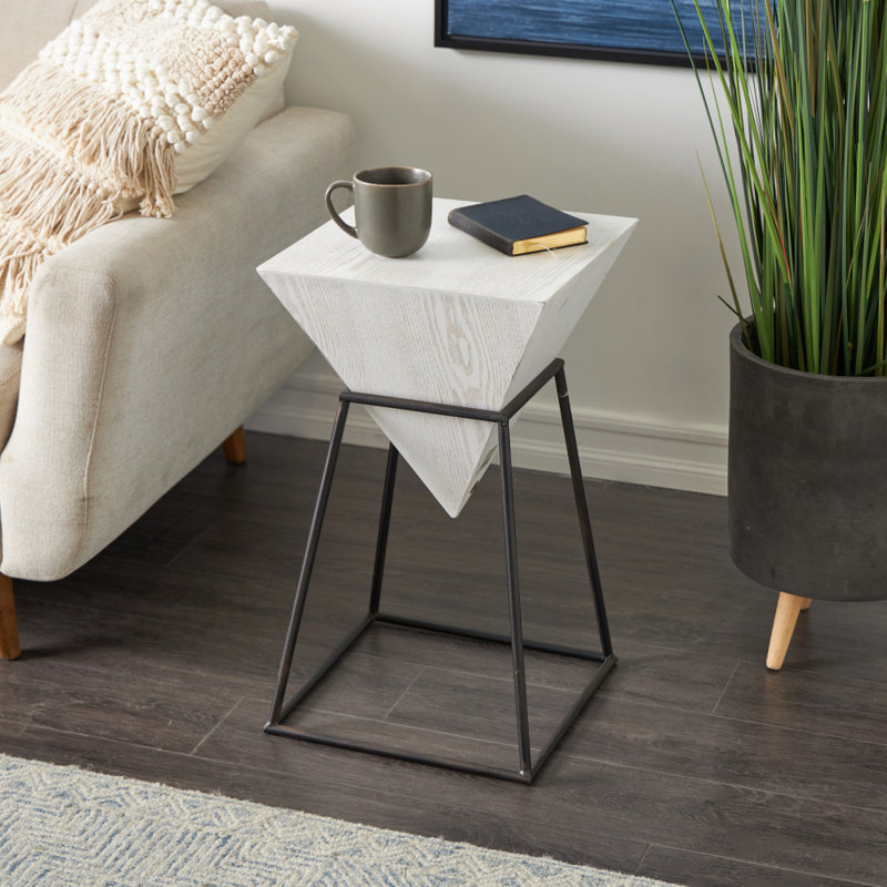 Table d'appoint géométrique inversée en bois blanc avec support en métal noir