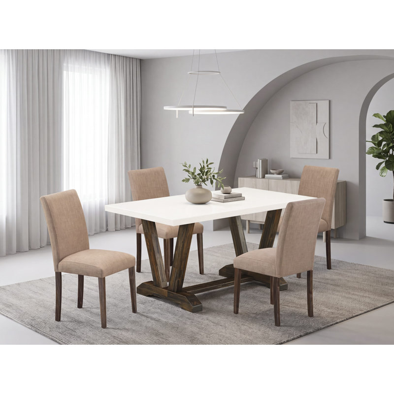Cet ensemble de salle à manger 5 pièces comprend une table en bois blanc lin (blanc cassé) et 4 chaises Parson en tissu de sable sable clair - finition jacobine vieillie