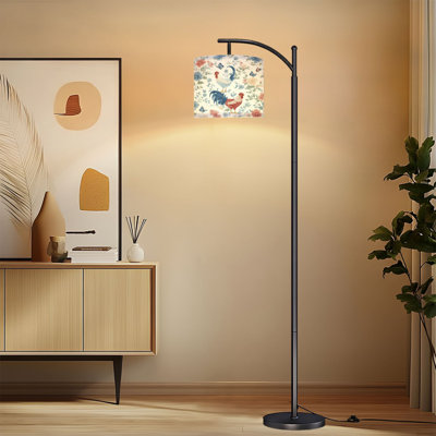 Lampe sur pied à arc avec abat-jour ajustable et coqs entourés de motifs floraux papillon