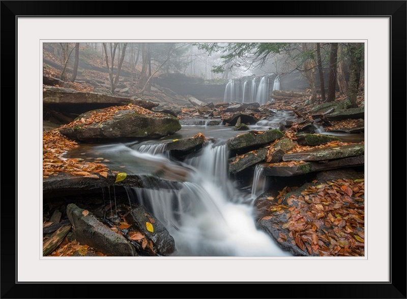 «Straub Morning Fog» par Nick Kalathas - reproduction de photo, Cadre noir, H 28 po x l 38 po x P 1 po