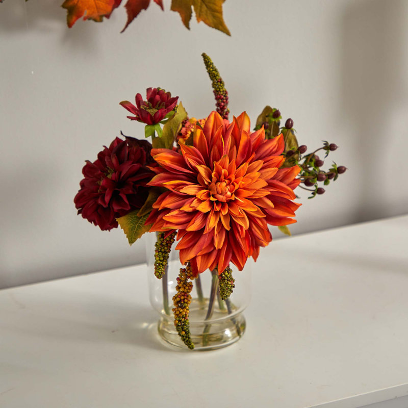 Arrangement floral dahlia dans un vase