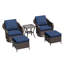 Ensemble de patio extérieur 5 pièces Alderwood en résine tressée PE, comprenant des chaises pivotantes, des poufs et une table d'appoint avec coussins bleus.-736265054
