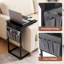 Table de bout en C avec station de charge et organisateur suspendu, table d'appoint à hauteur réglable avec poches de rangement pour canapé, lit et fauteuil inclinable-895392541