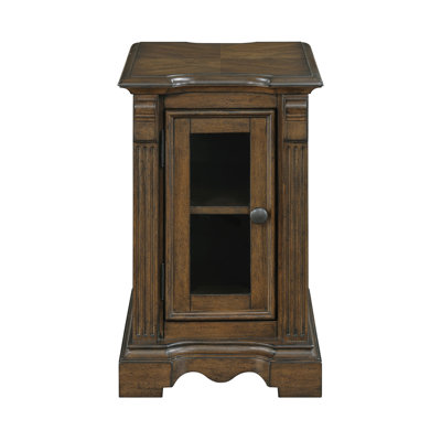 Table de chevet classique classique avec finition brune, A & C, armoire simple et porte en verre pour la conception de décor de salon, puissance intégrée, tablette réglable, espace bronze antique