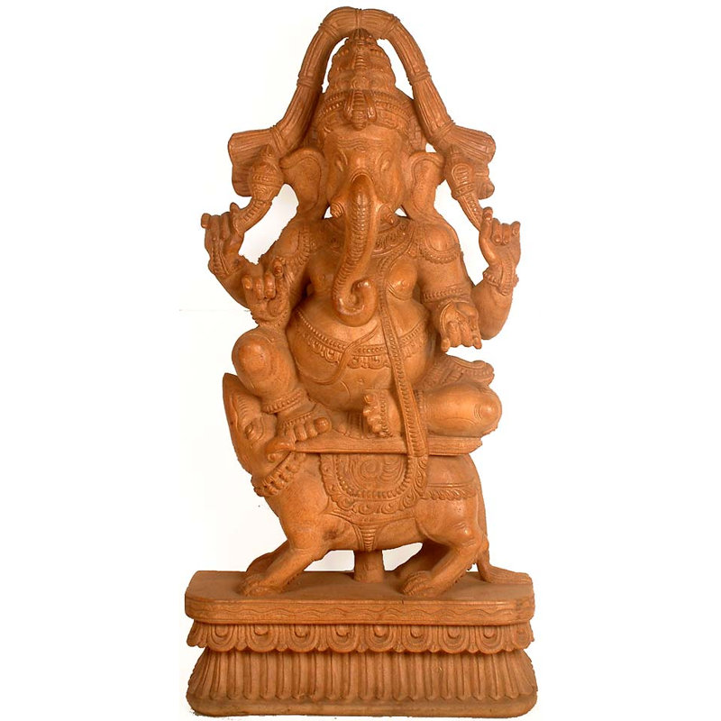 Ganesha assis dans une posture royale sur son mont
