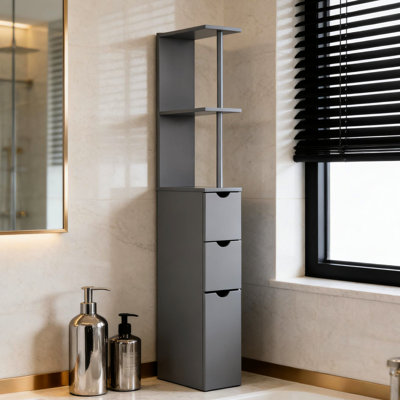 Grande tour de rangement de salle de bain grise avec deux tablettes ouvertes et trois tiroirs inférieurs pour les articles de toilette en lin pouvant être fixés à la stabilité du mur