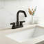 Robinet de salle de bain central à arche haute 4 po noir mat avec drain escamotable et conduites d'alimentation-123058044
