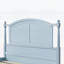 Structure de lit plateforme en bois traditionnel de style campagnard avec tête et pied de lit arqués, colonnes et support de lattes, aucun sommier requis, bleu clair-133361347