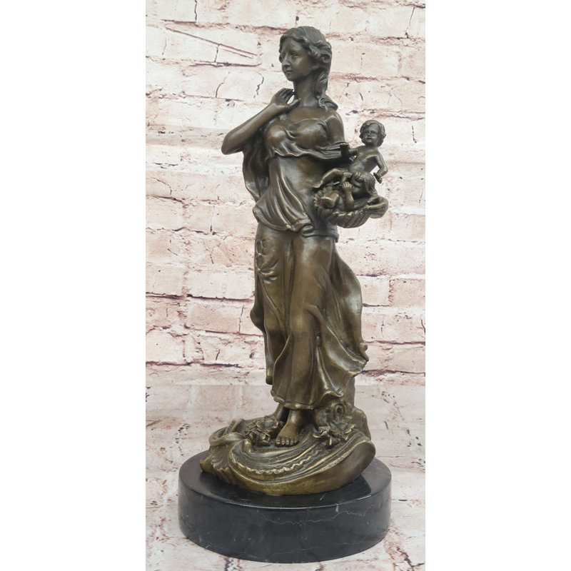 Statue en bronze de mère et enfant dans un panier? Élégante sculpture figurative pour la maison ou le jardin