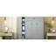 Lit double mural gris avec tablettes, garde-robe et lumières à DEL, peu encombrant pour un usage durable