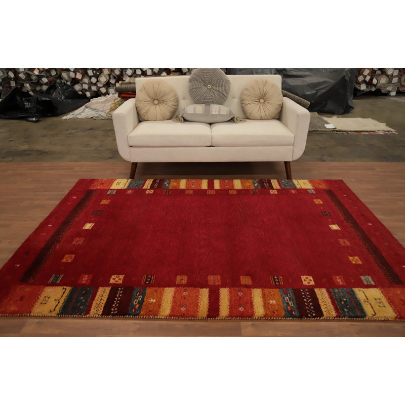 Élégant tapis rouge tribal de style Gabbeh 5 x 8 avec des accents terreux chaleureux
