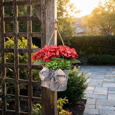 Composition de géraniums rouges artificiels dans un pot en métal galvanisé avec un nœud à carreaux – Couronne de fleurs artificielles de style champêtre pour la décoration de porte d'entrée, d'entrée et de porche