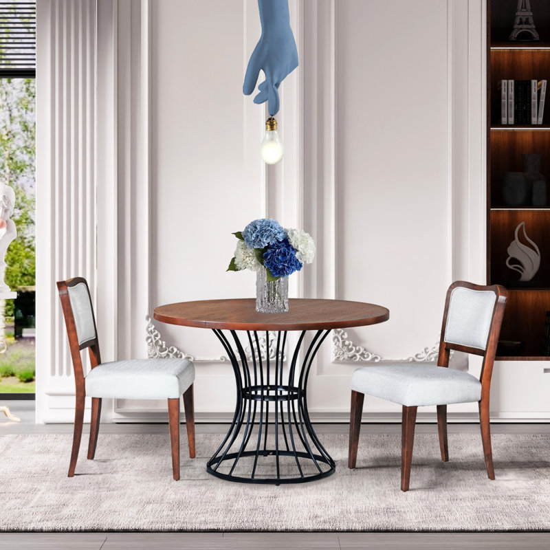 Ensemble de salle à manger rond de 107 cm (42 po) en placage chêne massif aspect bois, avec 2 chaises en noyer et piètement en fer de style industriel. Mobilier de cuisine 3 pièces : table, chaises rembourrées et piètement de bureau.