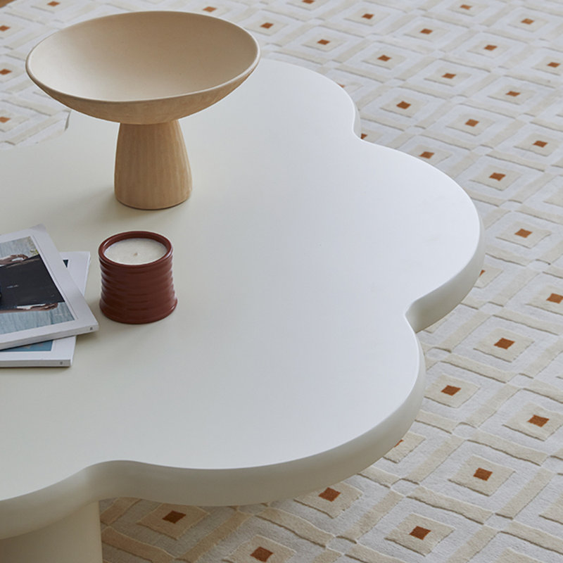 Table basse légère et somptueuse crème